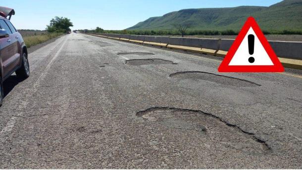 Esta es la carretera de Sinaloa llena de baches y que es un peligro para conductores