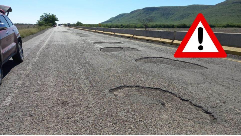 Esta carretera de Sinaloa está llena de baches; representa un peligro