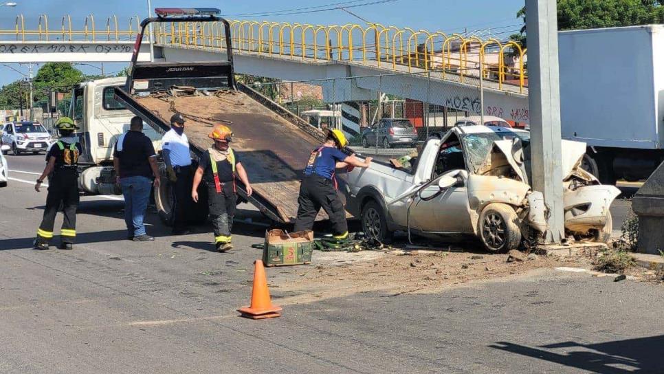 Camioneta se impacta contra puente en el Fovissste Esperanza de Mazatlán