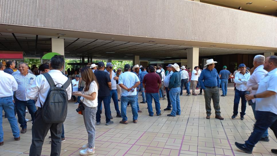 Decenas de productores se manifiestan en Palacio de Gobierno exigiendo el pago de sus cosechas