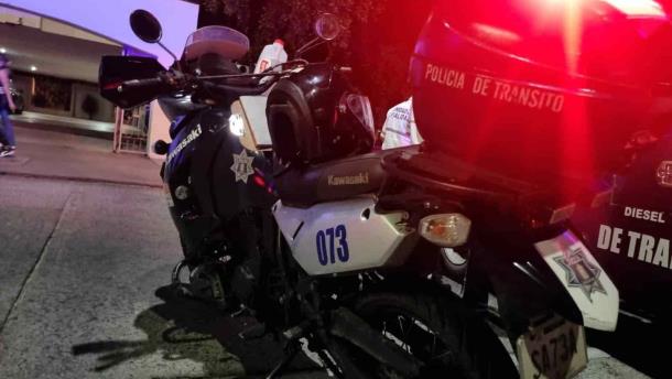 Por no realizar un alto, conductor de un BMW choca contra un Mercedes y un domicilio, en Culiacán