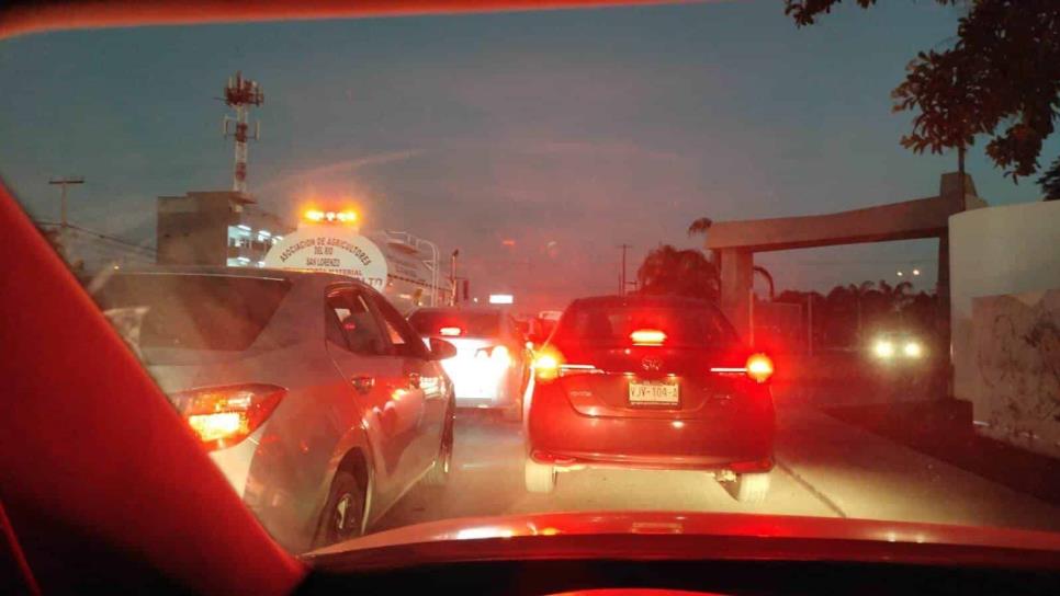 Colapsa tráfico en Mazatlán por avenidas cerradas 