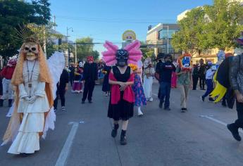 Con alebrijes, calaveras y catrinas gigantes, la UAS desfila por el Día de Muertos en Culiacán 