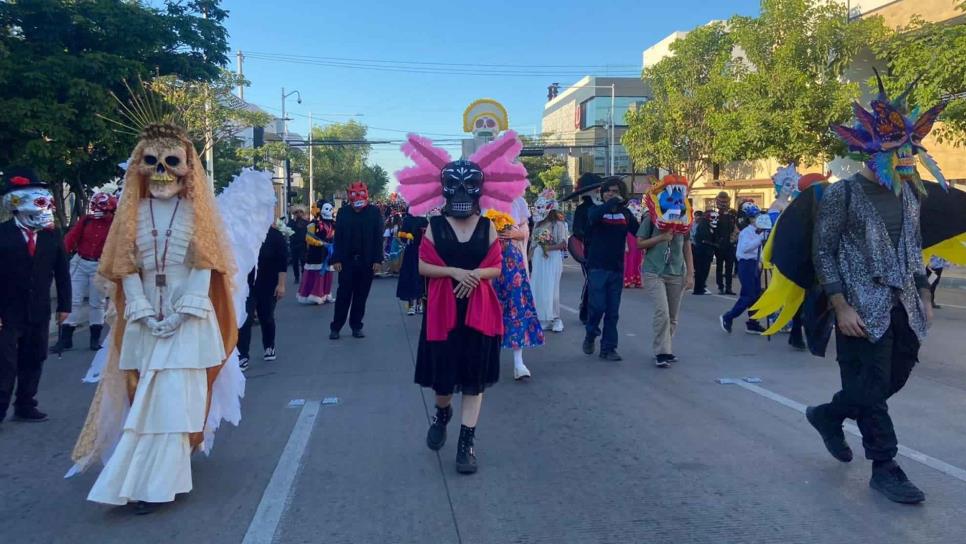 Con alebrijes, calaveras y catrinas gigantes, la UAS desfila por el Día de Muertos en Culiacán 