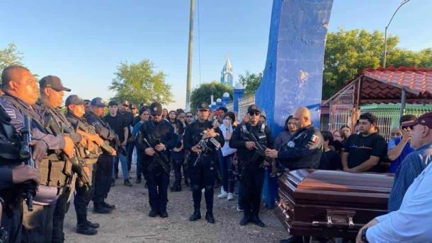 Familiares, amigos y colegas de profesión despiden a policía municipal abatido en Eldorado 