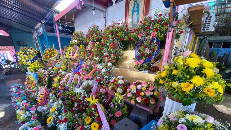 Flores artificiales, nueva opción para Día de Muertos en Mazatlán