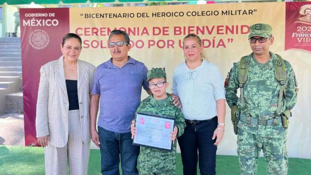 El pequeño Julio se convierte en militar por un día en Mazatlán