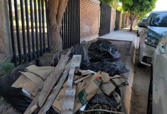 Vecinos tiran su basura en escuela de Ahome; alumnos salen a marchar 