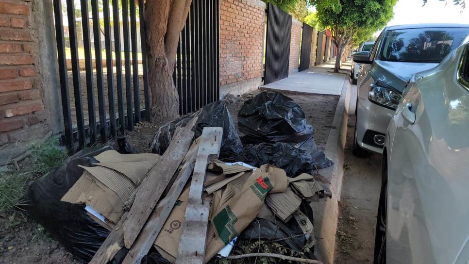 Vecinos tiran su basura en escuela de Ahome; alumnos salen a marchar 