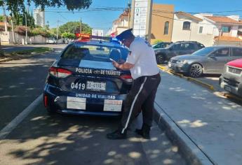 Camioneta BMW pierde el control y se accidenta contra la ciclovía del Jardín Botánico de Culiacán
