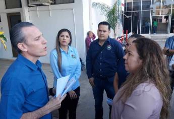 Sindicalizados de Gobierno Estatal reclaman acceso a estacionamiento de Palacio Municipal en Ahome