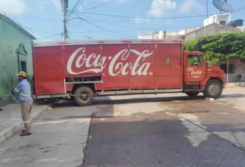 Camión refresquero choca contra barda del COBAES en El Rosario