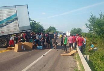 Pareja canadiense resulta herida al chocar contra un tráiler en Escuinapa