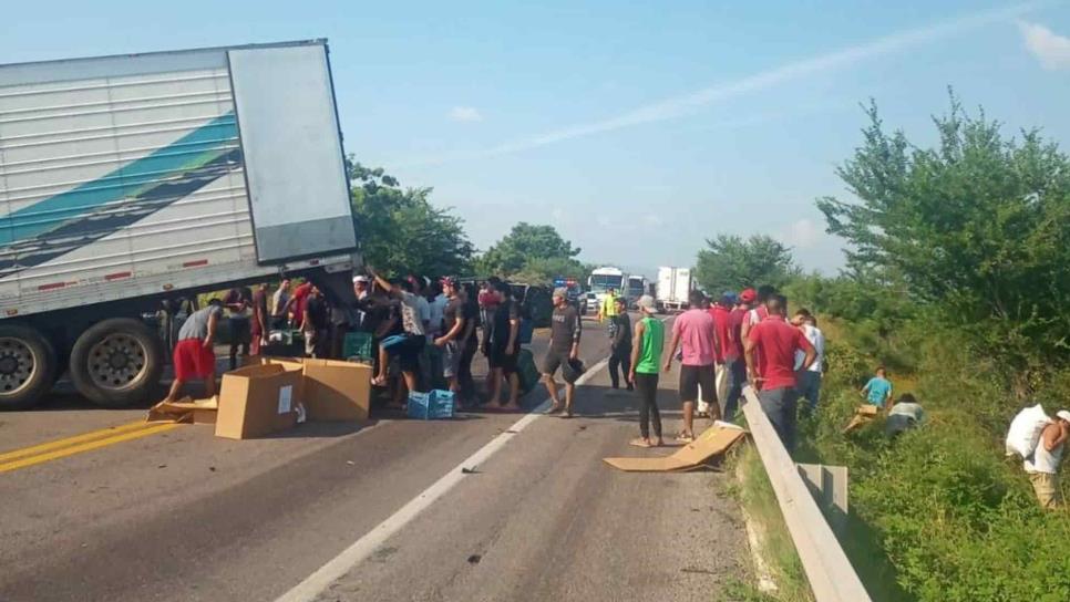 Pareja canadiense resulta herida al chocar contra un tráiler en Escuinapa