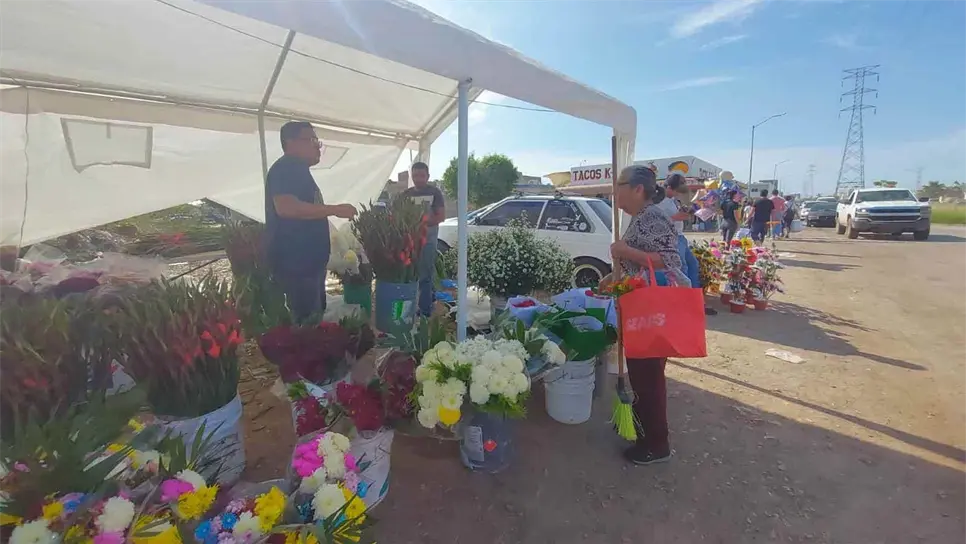 Los vendedores a veces suelen inflar excesivamente los precios de las flores. FOTO: Luz Noticias