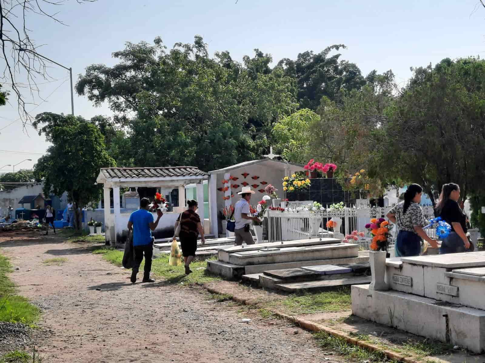 Cientos de personas visitando a sus seres queridos. FOTO: Luz Noticias
