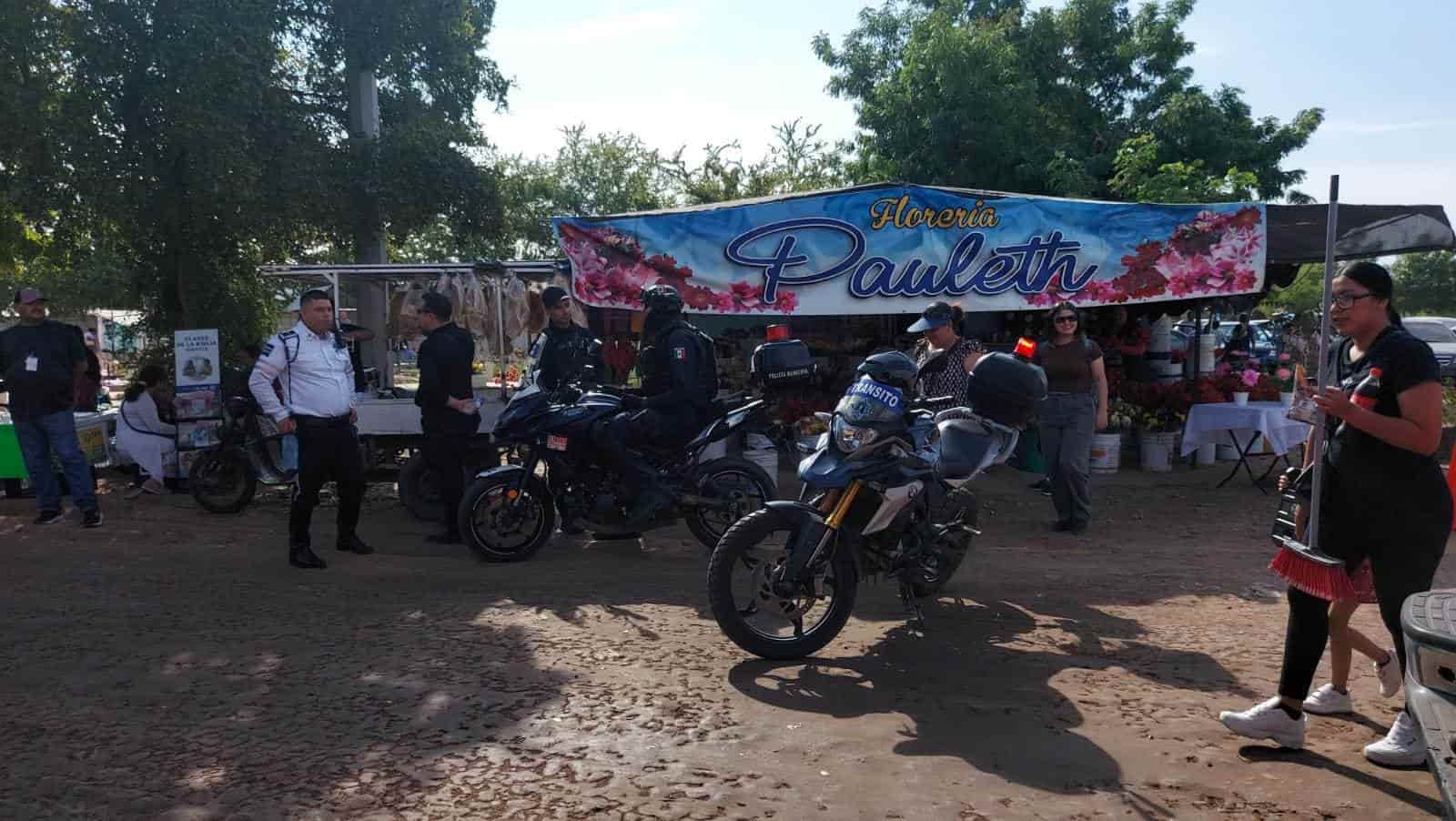 Miles de ahomenenses visitaron a sus familiares en los panteones. FOTO: Luz Noticias