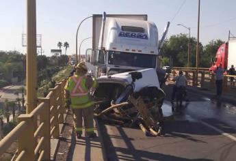 Tráiler choca contra el puente del río Sinaloa y provoca largas filas en la México 15