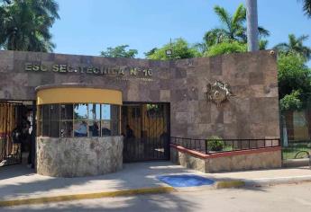 Padres amenazan a maestros y suspenden clases en secundaria de Los Mochis