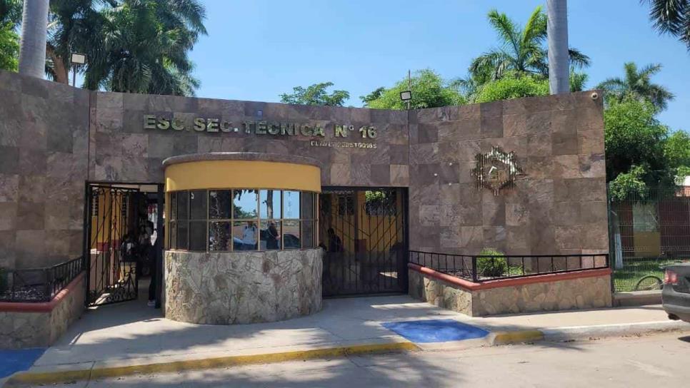 Padres amenazan a maestros y suspenden clases en secundaria de Los Mochis