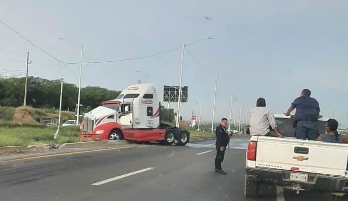 Tráiler sufre percance y derrama diésel sobre carretera La Costera en Culiacán
