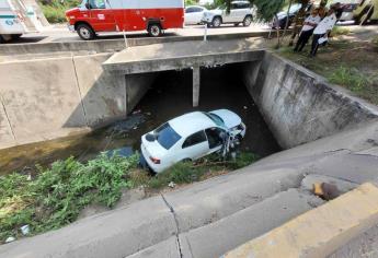 Joven conductora cae en su vehículo al canal de Santa Rosa de Mazatlán