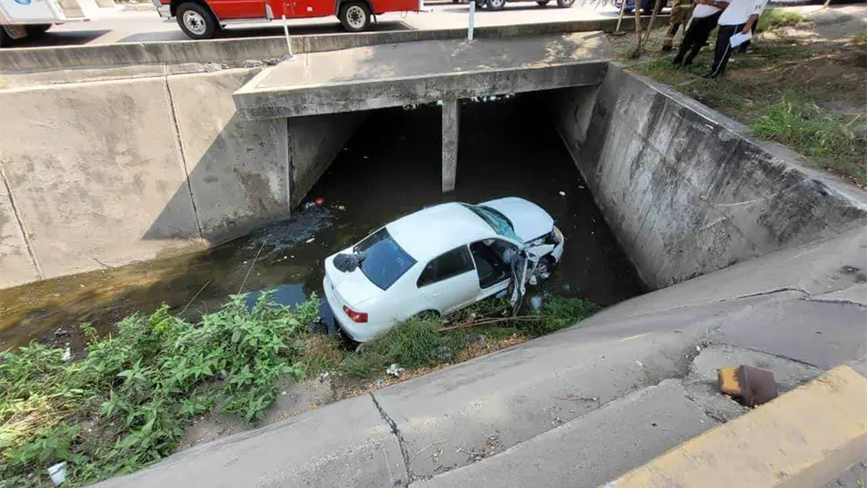 Joven conductora cae en su vehículo al canal de Santa Rosa de Mazatlán. | FOTO: Alfredo Juárez.