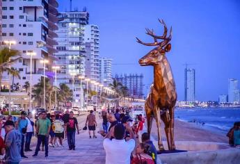 Un venado de acero inoxidable engalana el malecón de Mazatlán