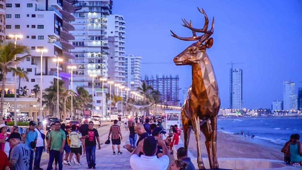 Un venado de acero inoxidable engalana el malecón de Mazatlán