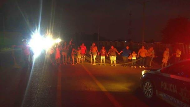 Vecinos del Águila Azteca bloquean carretera Los Mochis-Ahome por falta de luz