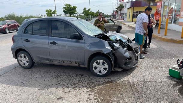 Motociclista resulta herido tras chocar contra un auto por el Bulevar Centenario en Los Mochis