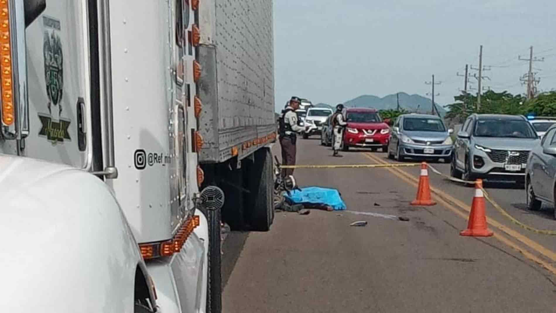 El motociclista chocó contra un tráiler que al parecer estaba estacionado. FOTO: Cortesía.