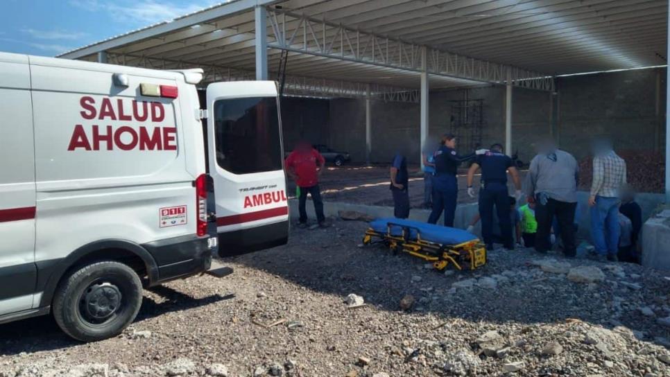 Joven termina en el hospital tras caer de más de 7 metros de altura a una zanja en Los Mochis