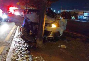 Joven pareja se impacta contra árbol en Mazatlán; hay una menor herida