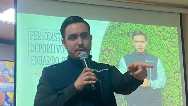 Eduardo Borquez periodista de Luz Noticias imparte conferencia deportiva con alumnos de la UADEO