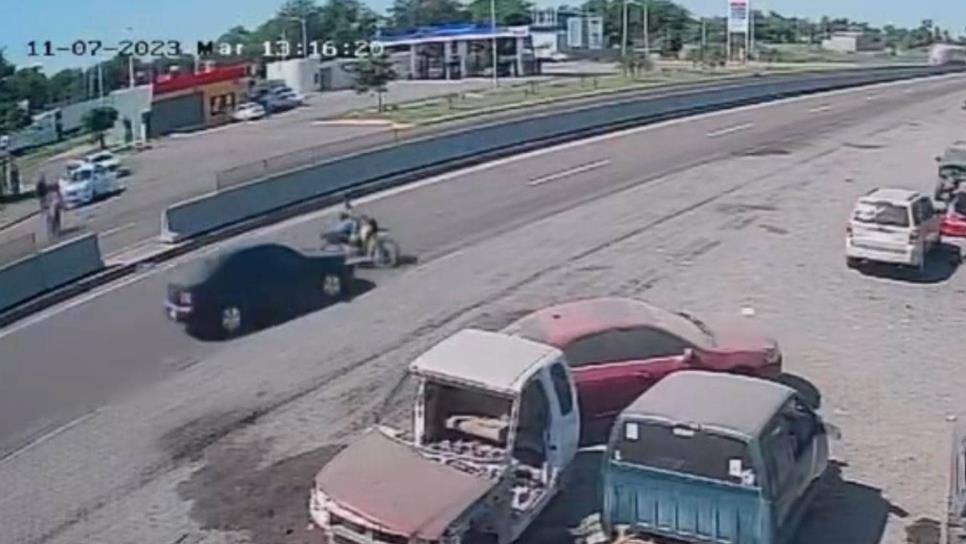 Motociclista muere tras ser embestido al intentar cruzar la México 15 en Guasave | VIDEO