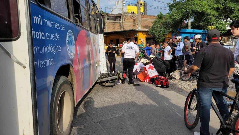 Dos motociclistas heridos tras chocar con camión urbano en Mazatlán 