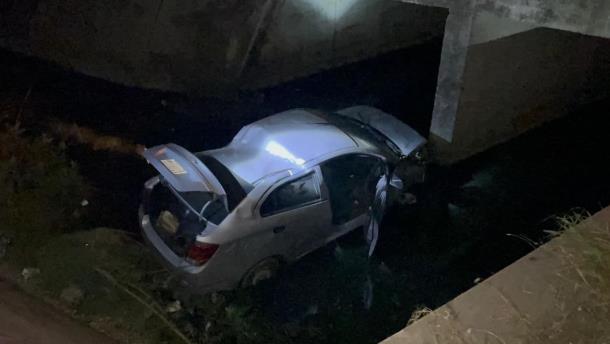 Dos jóvenes escapan ilesos tras caer en canal pluvial de Mazatlán
