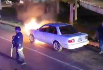 Policías estatales sofocan incendio en un vehículo en el sector Tres Ríos de Culiacán | VIDEO