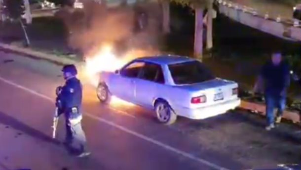 Policías estatales sofocan incendio en un vehículo en el sector Tres Ríos de Culiacán | VIDEO