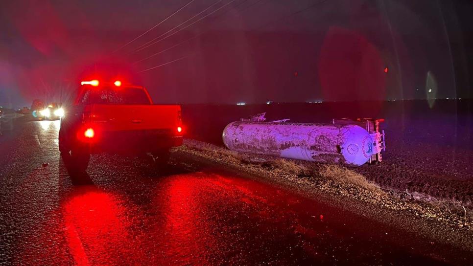 Cierran carretera Lateral 18 por volcadura de cisterna con 35 mil litros de amoniaco