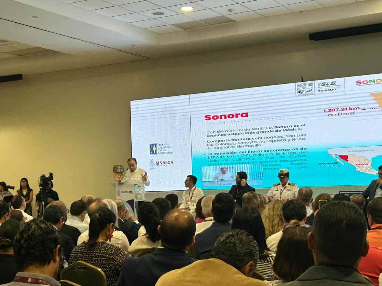 Alfonso Durazo ante el público asistente. FOTO: Luz Noticias