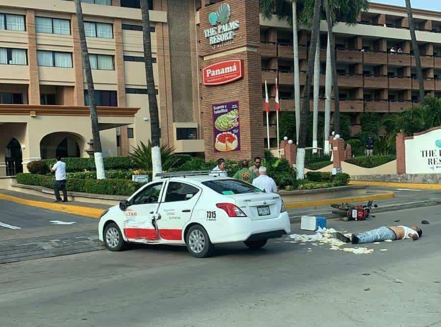 Repartidor de tortillas se impacta contra un taxi y se lesiona en Mazatlán