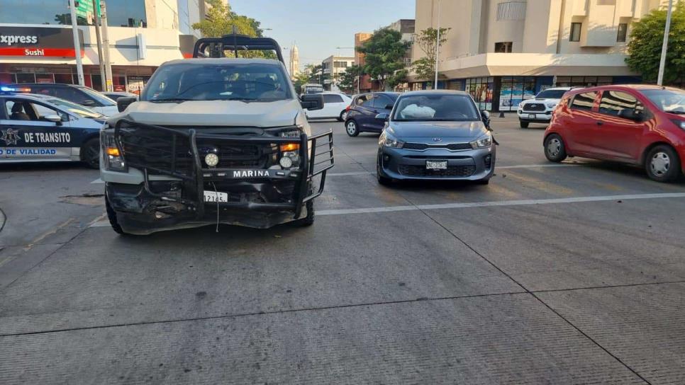 Una camioneta de la Marina se impacta contra un vehículo en el centro de Culiacán 