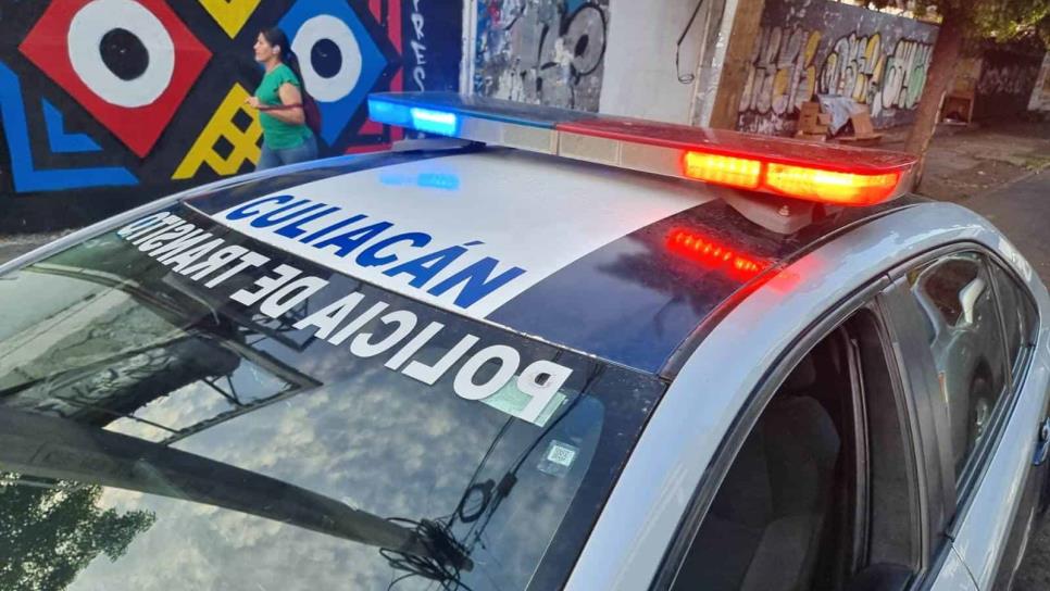 Conductor termina volcado cerca de Colinas de San Miguel, en Culiacán