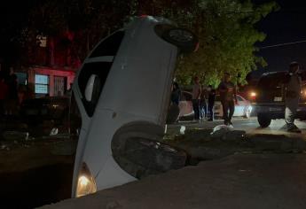 Socavón se «traga» a conductora de Uber con todo y vehículo en el centro de Los Mochis