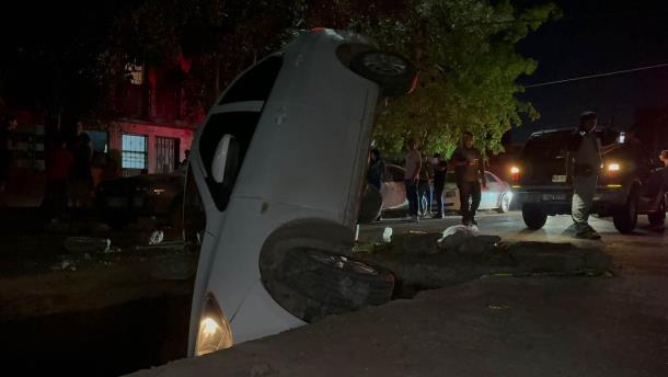 Socavón se «traga» a conductora de Uber con todo y vehículo en el centro de Los Mochis