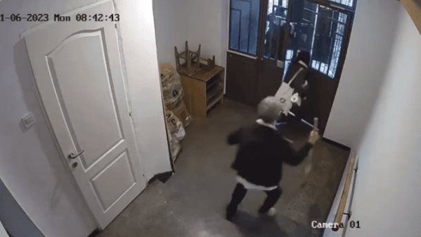 Hombre golpea y prende fuego a su tía por disputa de herencia | VIDEO