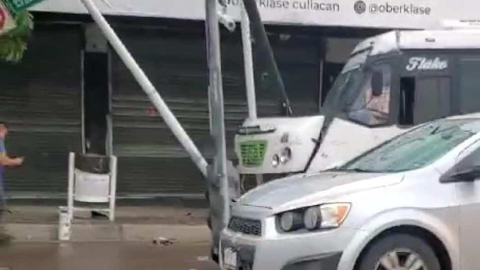Camión urbano choca y derrumba un semáforo frente al Ayuntamiento de Culiacán