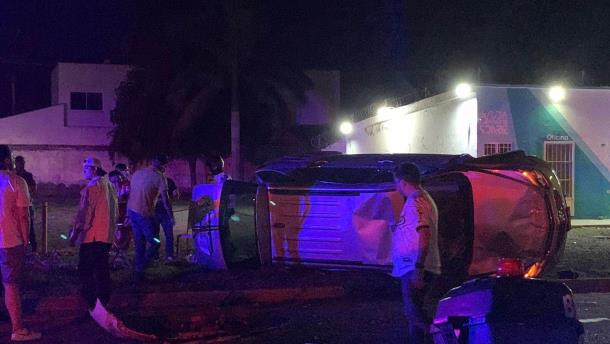 Jóvenes circulaban borrachas en Los Mochis, chocan y provocan volcadura